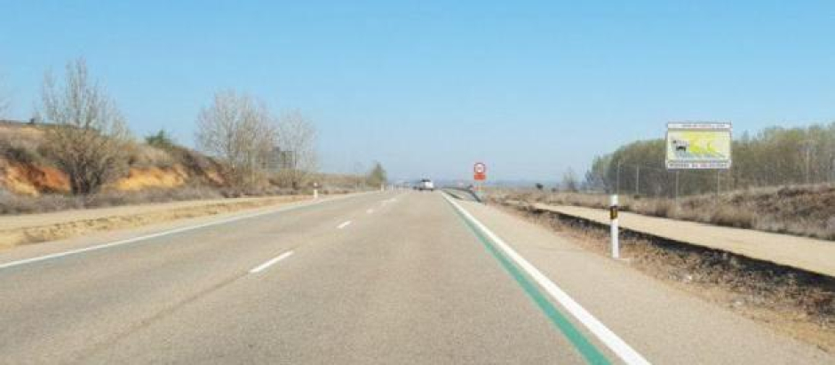 Líneas verdes al pie de la carretera, una nueva medida de seguridad