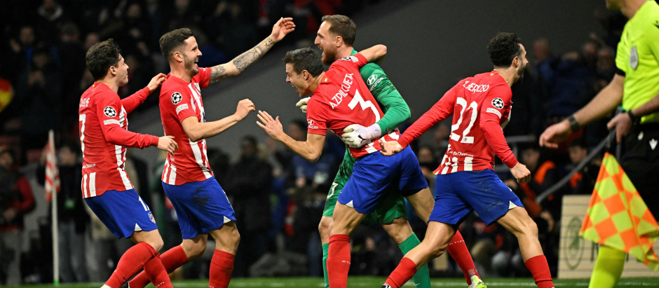 Los jugadores del Atlético de Madrid abrazan a Jan Oblak, héroe de los penaltis
