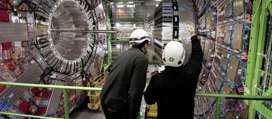 Científicos en el Gran Colisionador de Hadrones del CERN