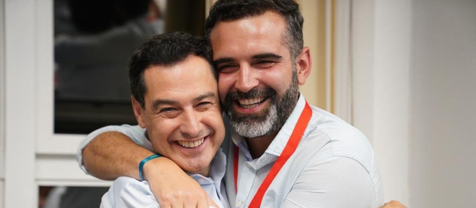 Juanma Moreno y Ramón Fernández-Pacheco celebran la mayoría absoluta del PP en 2022
