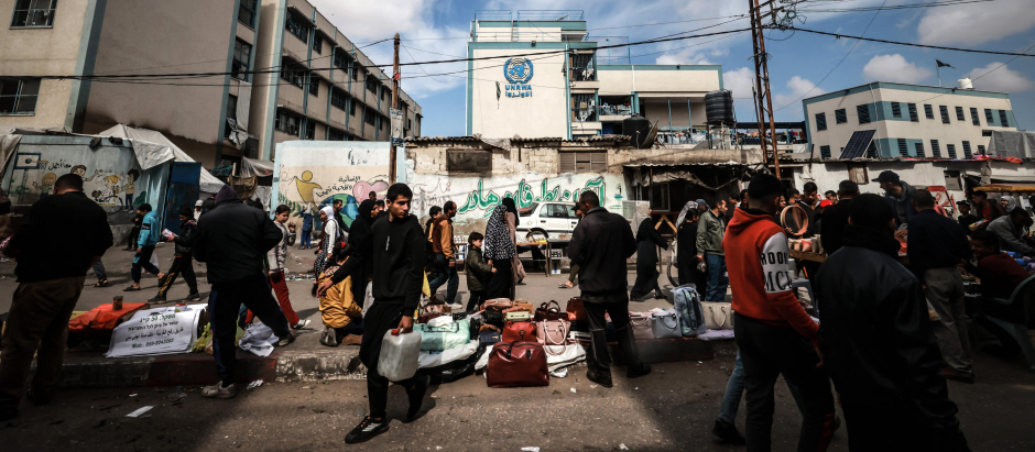 Palestinos desplazados caminan entre puestos en un mercado callejero improvisado en Rafah, en el sur de la Franja de Gaza
