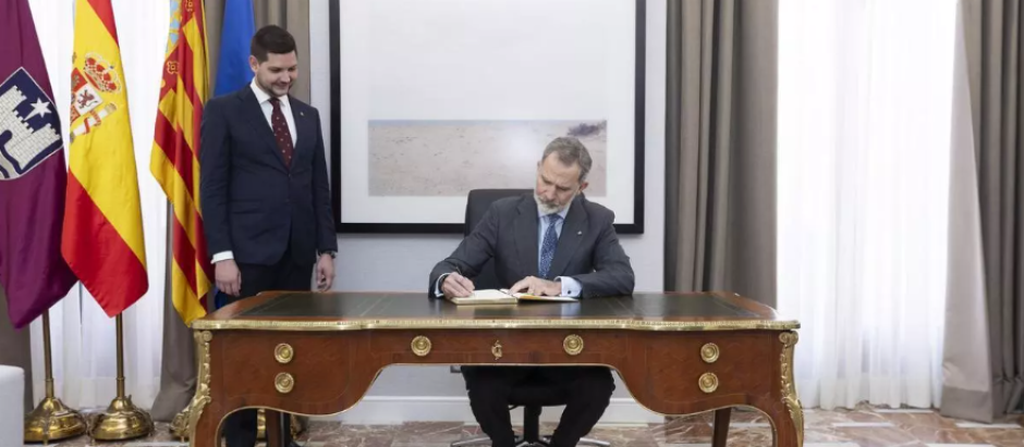 Felipe VI, firmando en el Libro de Honor del Ayuntamiento de Gandía