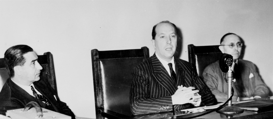 Francisco Javier Conde durante el breve ciclo de conferencias en Buenos Aires el 26 de noviembre de 1954