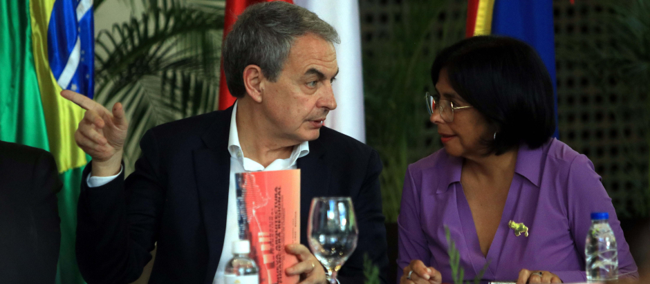El expresidente de España, José Luis Rodríguez Zapatero, con la vicepresidenta de Venezuela, Delcy Rodríguez