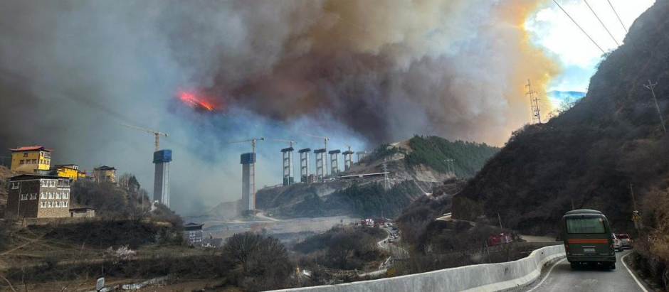 Más de 3.000 personas evacuadas en el centro de China tras desatarse un incendio forestal