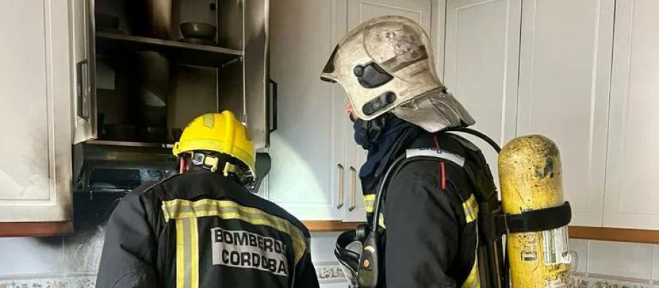 Intervención de los Bomberos de Córdoba en una cocina