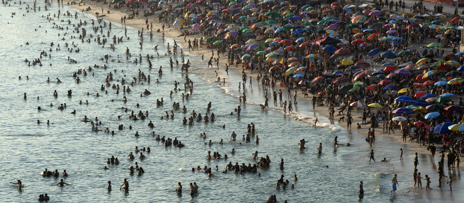 Cientos de personas se agolpan en una playa en Río de Janeiro