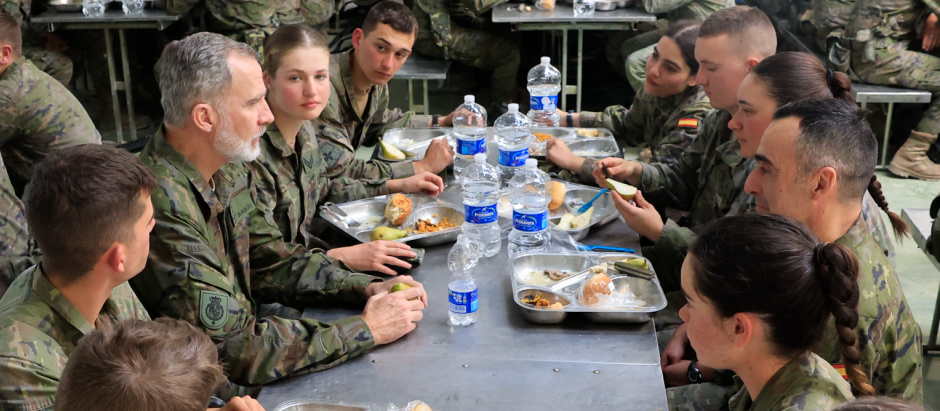 El Rey compartió almuerzo con los alumnos de la Academia General Militar