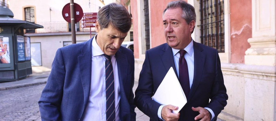 El delegado del Gobierno en Andalucía, Pedro Fernández, y el líder del PSOE andaluz, Juan Espadas, en una imagen de archivo