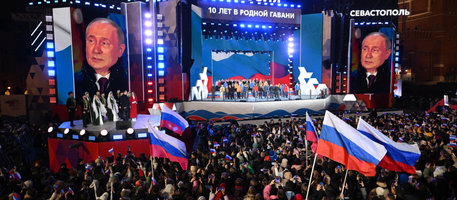 Imágenes del presidente ruso Vladimir Putin en un acto de la Plaza Roja de Moscú