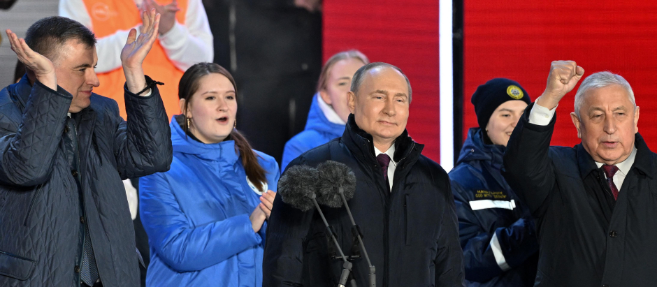 El presidente ruso, Vladimir Putin, es ovacionado después de su discurso de victoria electoral