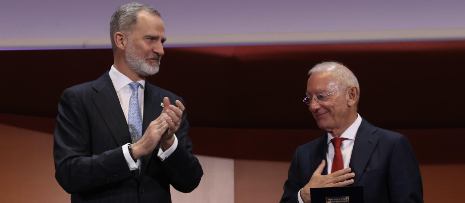 Don Felipe entrega el premio Reino de España a la trayectoria empresarial a Isak Andic