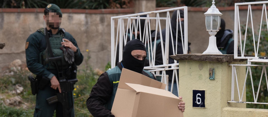Agentes de la Guardia Civil durante una operación antiyihadista en enero en Martorell