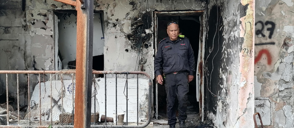 El suegro del español Iván Illarraendi, el jefe de bomberos Dani Garcovich, en la vivienda donde fue asesinado Iván y su mujer Dafna a manos de Hamás el pasado 7 de octubre. Las labores de identificación se prolongaron cerca de un mes.