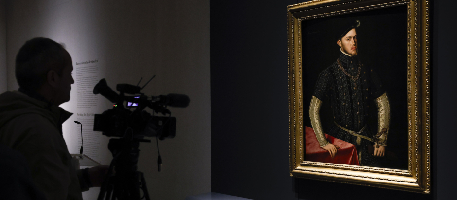 MADRID, 20/03/2024.- Vista de la presentación de la primera obra invitada a la galería de las Colecciones Reales, el retrato de Felipe II que pintó Antonio Moro en 1549-1550, este miércoles en Madrid.- EFE/ Chema Moya