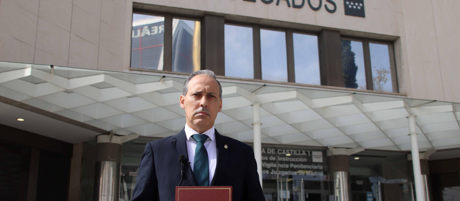 El decano del Ilustre Colegio de Abogados de Madrid, Eugenio Ribón, en el momento de interponer la demanda contra la Fiscalía de Madrid