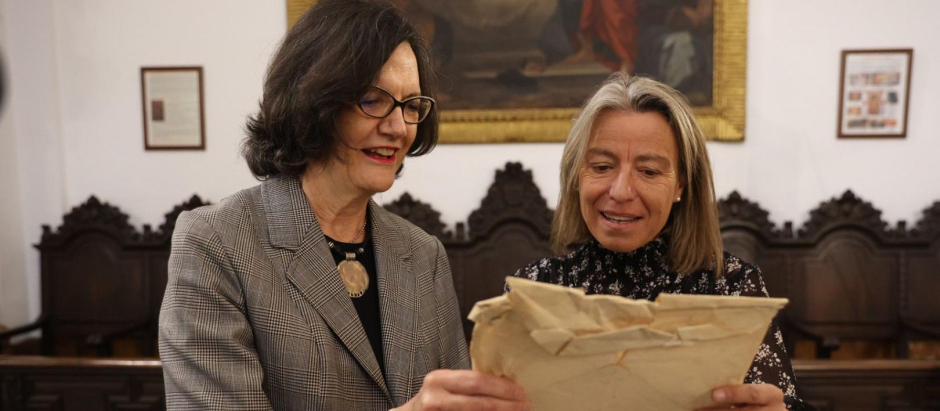 Maribel García Cano e Isabel Albás sujetan el sobre que contenía los documentos