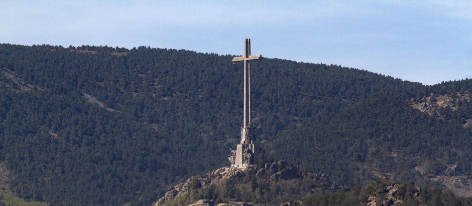 La cruz del Valle de Cuelgamuros desde el embalse de La Jarosa