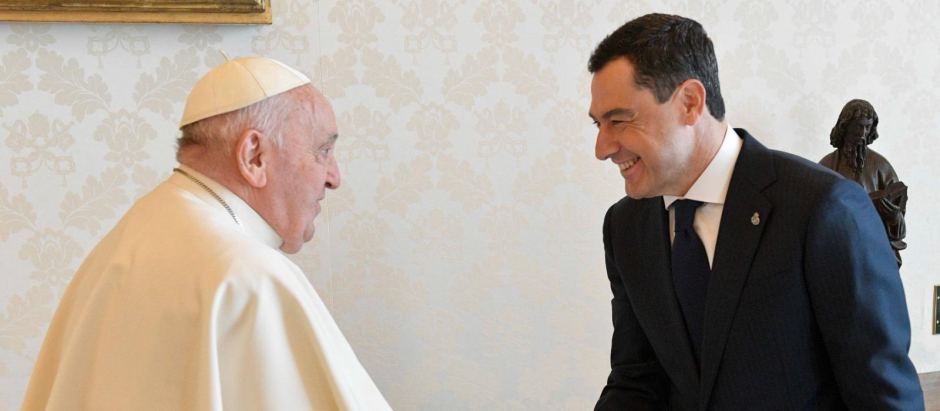El Papa Francisco saluda a Juanma Moreno en el Vaticano
