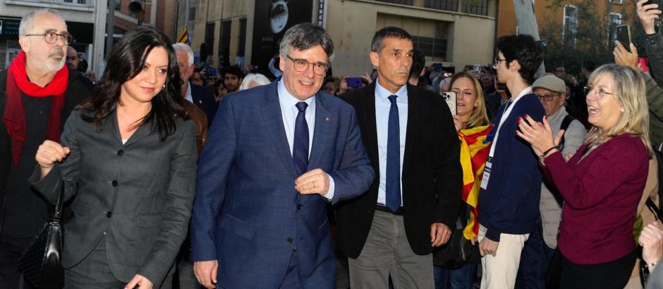 El expresidente de la Generalitat Carles Puigdemont (c), acompañado de su pareja, Marcela Topor (2i), a su llegada al ayuntameinto de Elna (Francia)