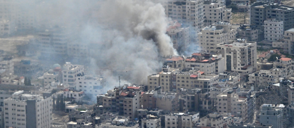 Una columna de humo se eleva desde edificios en Gaza