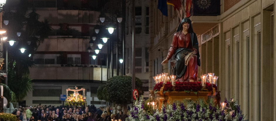 El Cristo del Socorro recorría esta madrugada las calles del casco histórico de la ciudad murciana de Cartagena