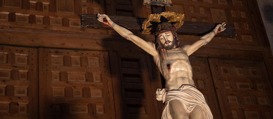 El Santo Cristo de la Cruz antes de la Procesión de los Pasos, en Segovia, Castilla y León, (España).