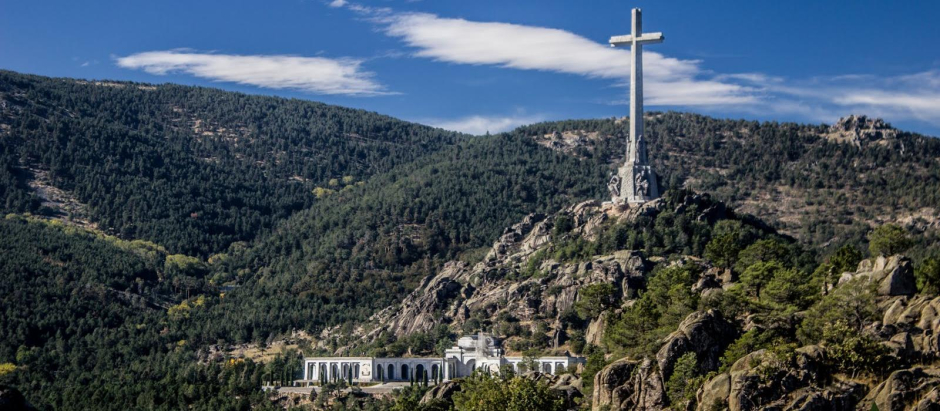 Vistazo de la cruz del Valle de los Caídos