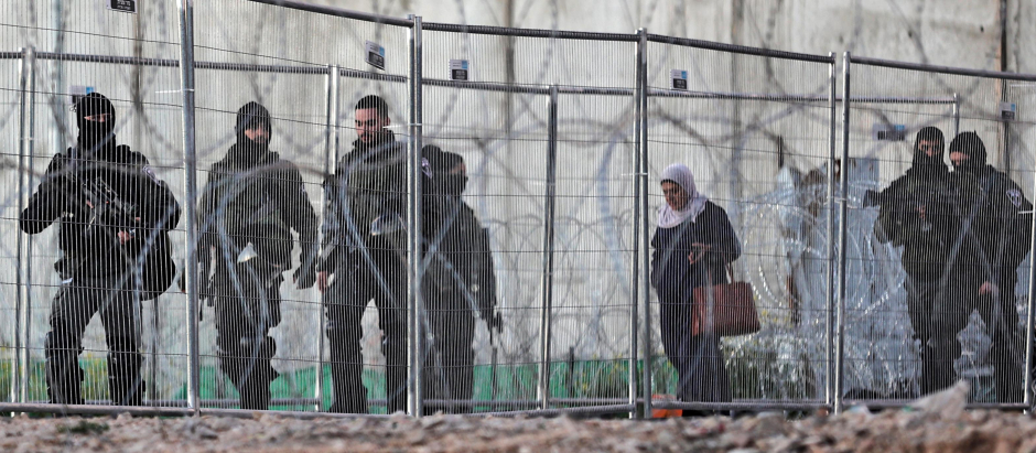 Palestinos en un checkpoint israelí en Cisjordania