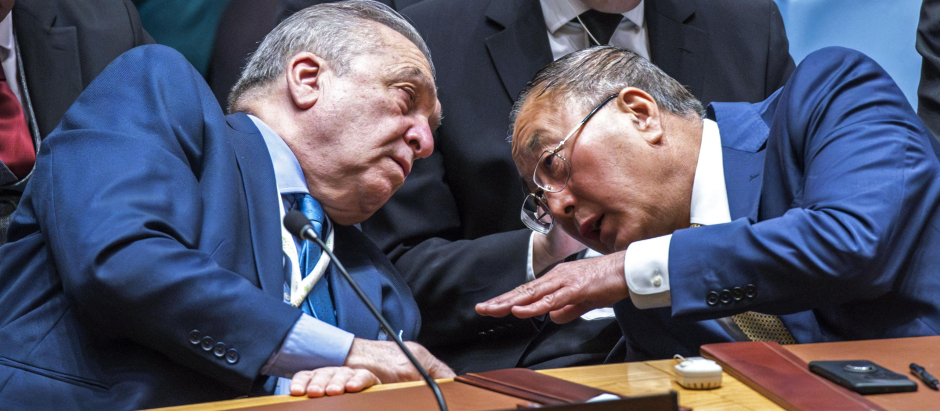 El representante chino y el argelino hablan antes de votar en contra en el Consejo de Seguridad
