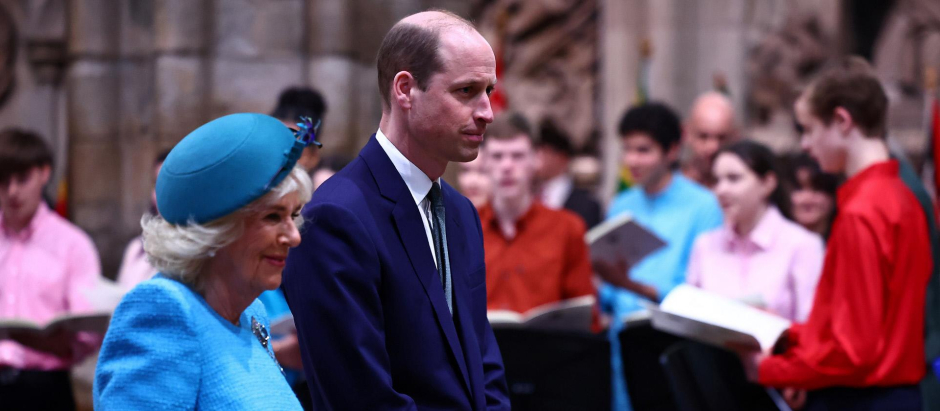 El Príncipe Guillermo con la Reina Camila, en una de sus últimas apariciones en público