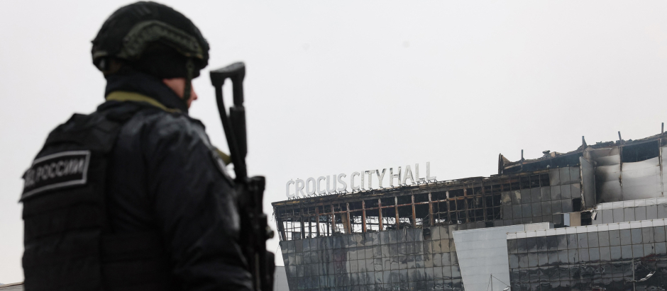 Un agente patrulla la escena del ataque con armas de fuego en la sala de conciertos Crocus City Hall en Krasnogorsk, en las afueras de Moscú,