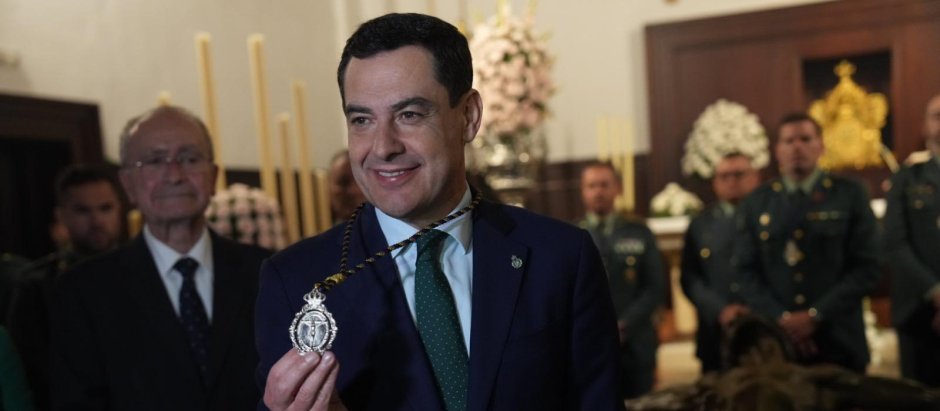 El presidente de la Junta de Andalucía, Juanma Moreno, con la medalla de la hermandad