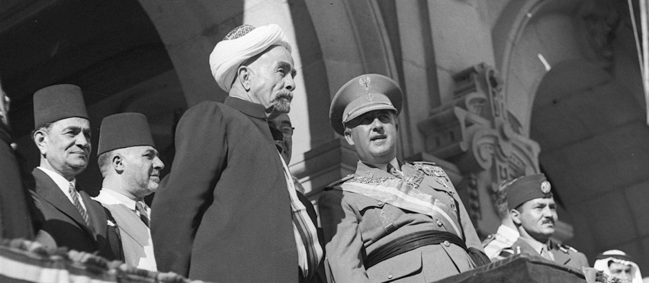 El rey Abdullah de Jordania y el jefe del Estado, Francisco Franco, presiden el desfile militar celebrado en La Coruña en 1949