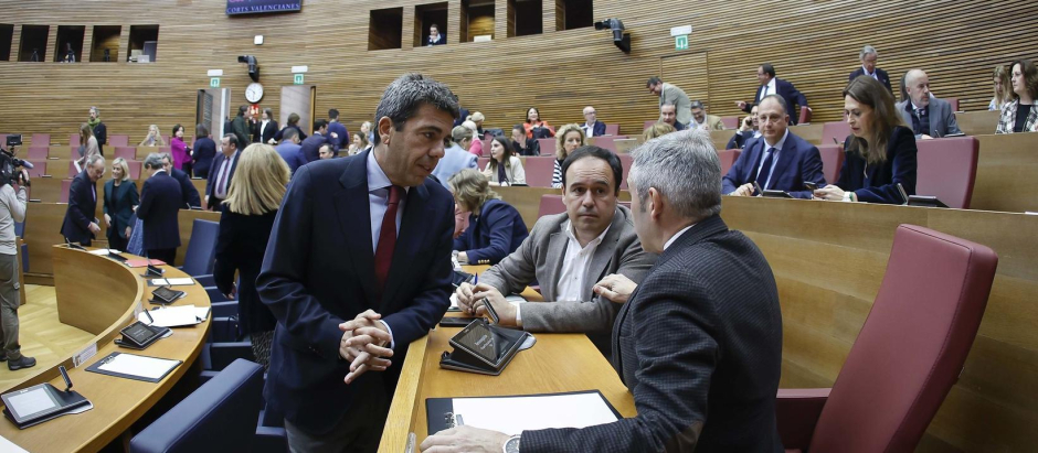 Carlos Mazón dialoga con el síndico del PP en las Cortes, Miguel Barrachina, este miércoles
