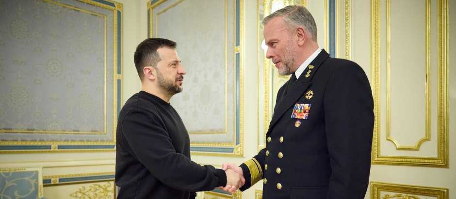 el presidente del Comité Militar de la OTAN, almirante Rob Bauer, en la imagen con Zelenski en Kiev, cree que la guerra de Ucrania "afectará al destino del mundo"