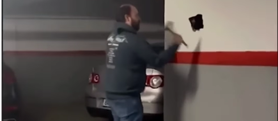 El vecino tirando el muro tras el que se esconde su coche