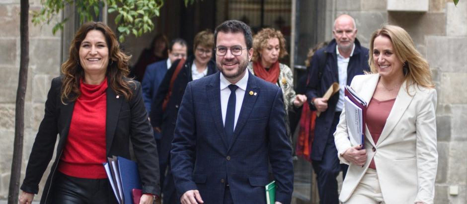 La vicepresidenta del gobierno catalán, Laura Vilagrà; el presidente, Pere Aragonès, y la consejera de Economía y Hacienda, Natalia Mas.