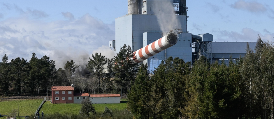 Derribo de la icónica chimenea de la ya desactivada central térmica de Meirama, situada en el municipio de Cerceda (La Coruña).