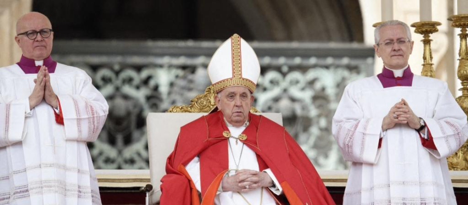 El Papa Francisco preside la misa del Domingo de Ramos en la Plaza de San Pedro en el Vaticano el 24 de marzo de 2024.