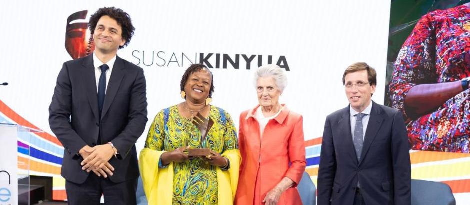 Teresa de Borbón dos Sicilias, y D. Nicolás Zombré, Director General de Pierre Fabre-España, entregan el premio a Susan Kinyua.