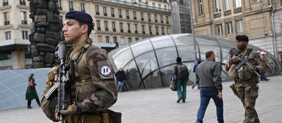 Soldados franceses de la operación de seguridad Sentinelle patrullan frente a la estación de tren de Saint-Lazare en París