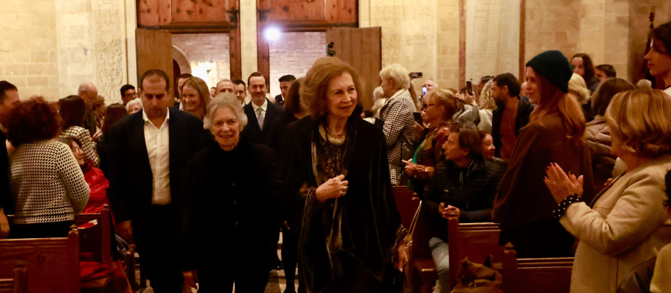 Doña Sofía y su hermana, la Princesa Irene, son recibidas con aplausos en la catedral de Palma