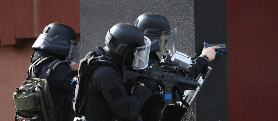 Miembros de la unidad de élite RAID (Investigación, Asistencia, Intervención, Disuasión) de la Policía Nacional Francesa