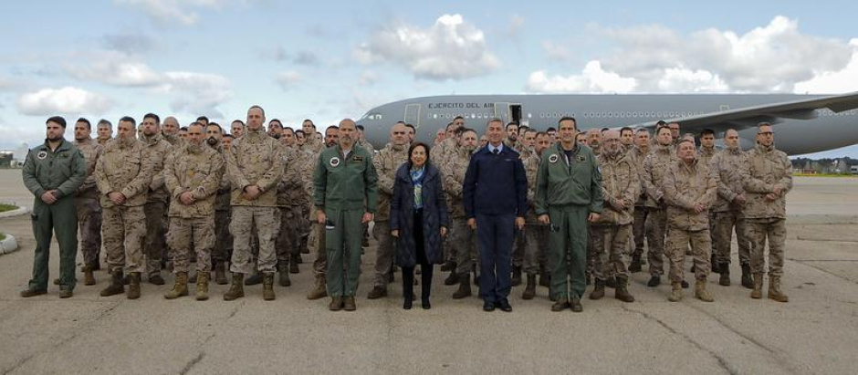 La ministra de Defensa, Margarita Robles, despide al Destacamento Aéreo Táctico ‘Vilkas