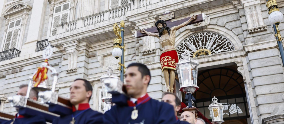 El Santísimo Cristo de la Fe Cristo de los Alabarderos sale del Palacio Real para procesionar por las calles de Madrid en la noche del Viernes Santo