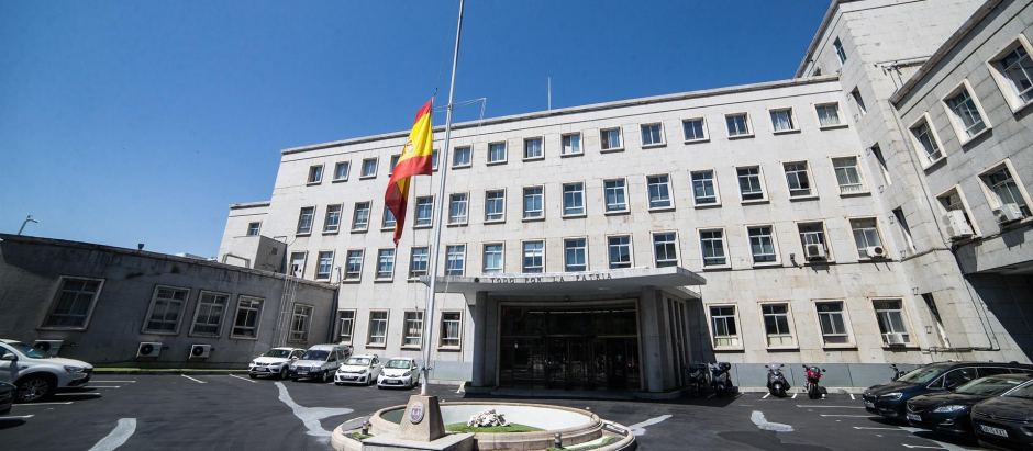 Bandera de España a media asta en el Cuartel General del Estado Mayor de la Defensa.