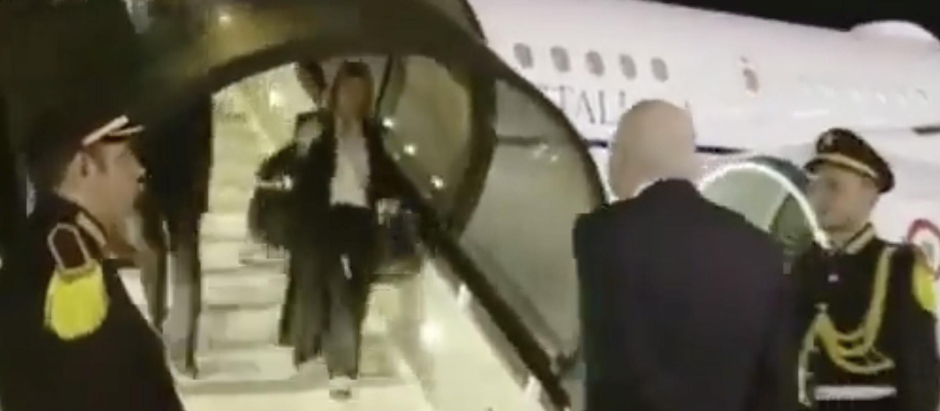 Patrizia Scurti bajando por las escaleras del avión mientras esperaba el primer ministro libanés, Najib Mikati