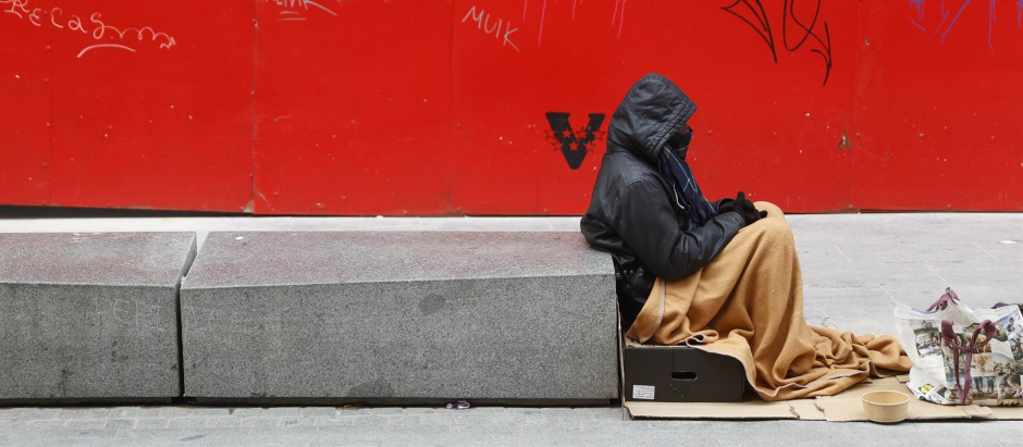 Una persona sin hogar en el centro de Madrid