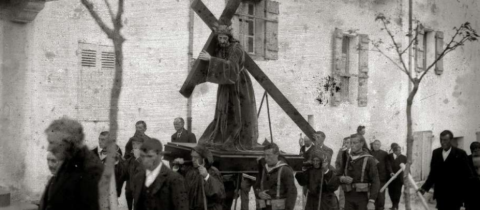 Procesión de Semana Santa en Fuenterrabía en 1918